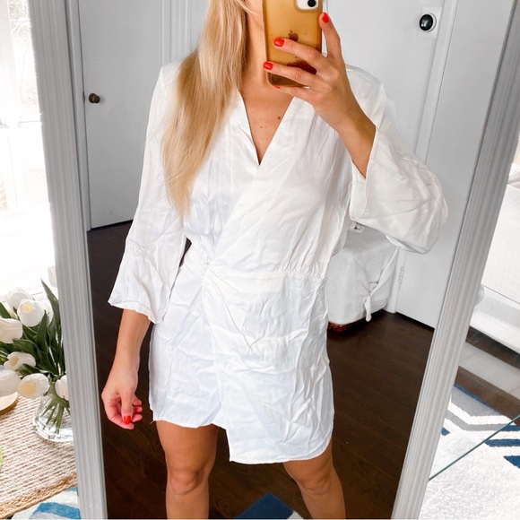 π ZARA WHITE SATIN ASYMMETRICAL COLLARED CAPRI SLEEVE WRAP AROUND MINI DRESS! - Picture 4 of 12